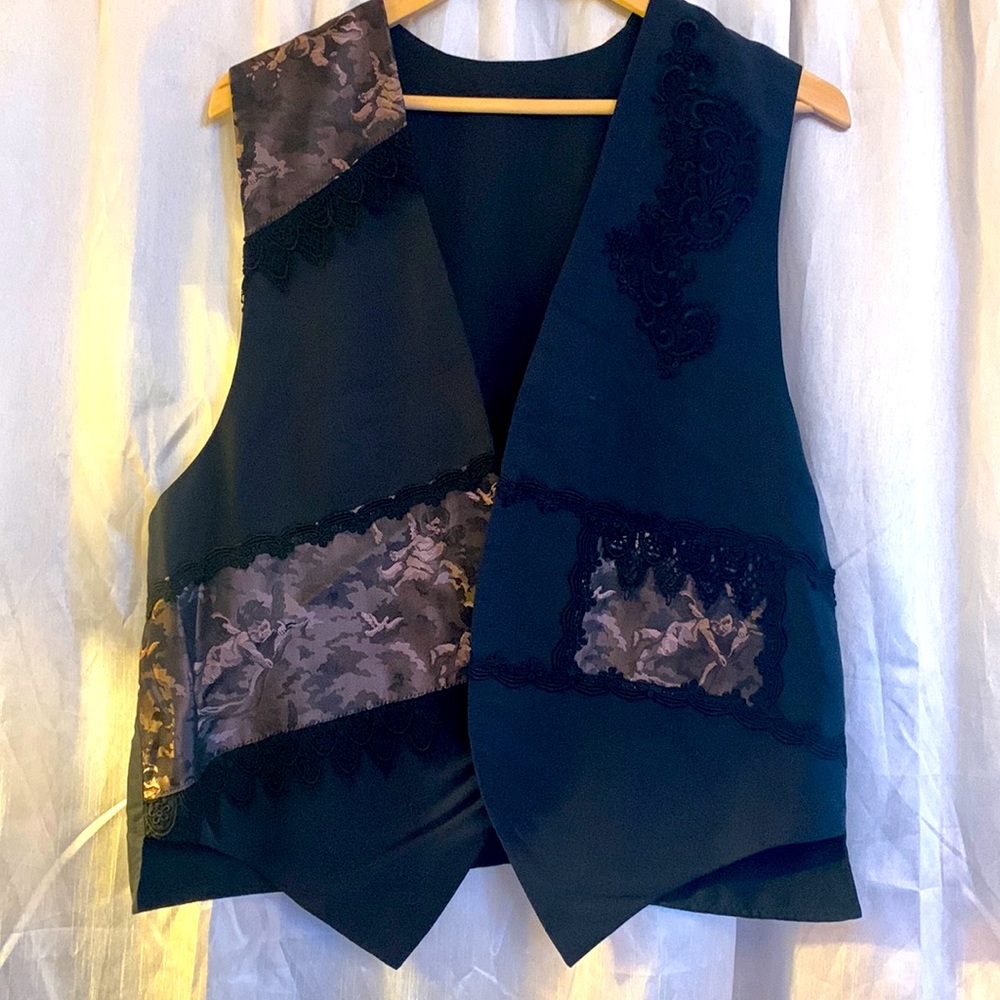Laura M women’s vest with Angel Lace embellishments Black size Medium